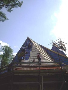 42 Neues Dach fuer eine Holzkirche